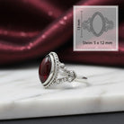[KI] Granatring aus Silber mit Maßangaben zu Ring und Edelstein