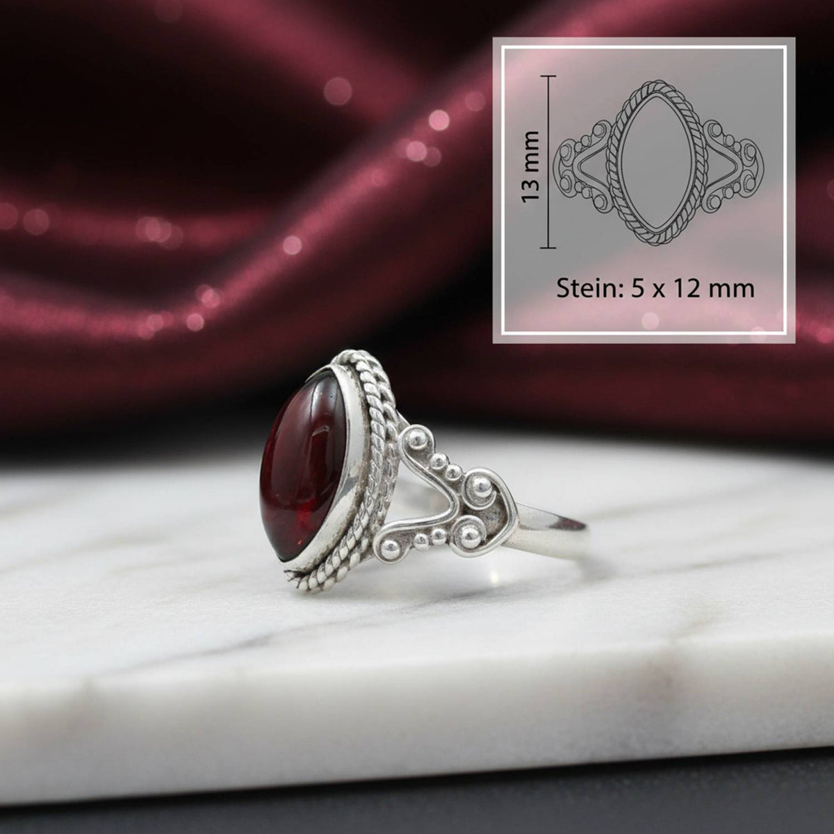 Granatring aus Silber mit Maßangaben zu Ring und Edelstein
