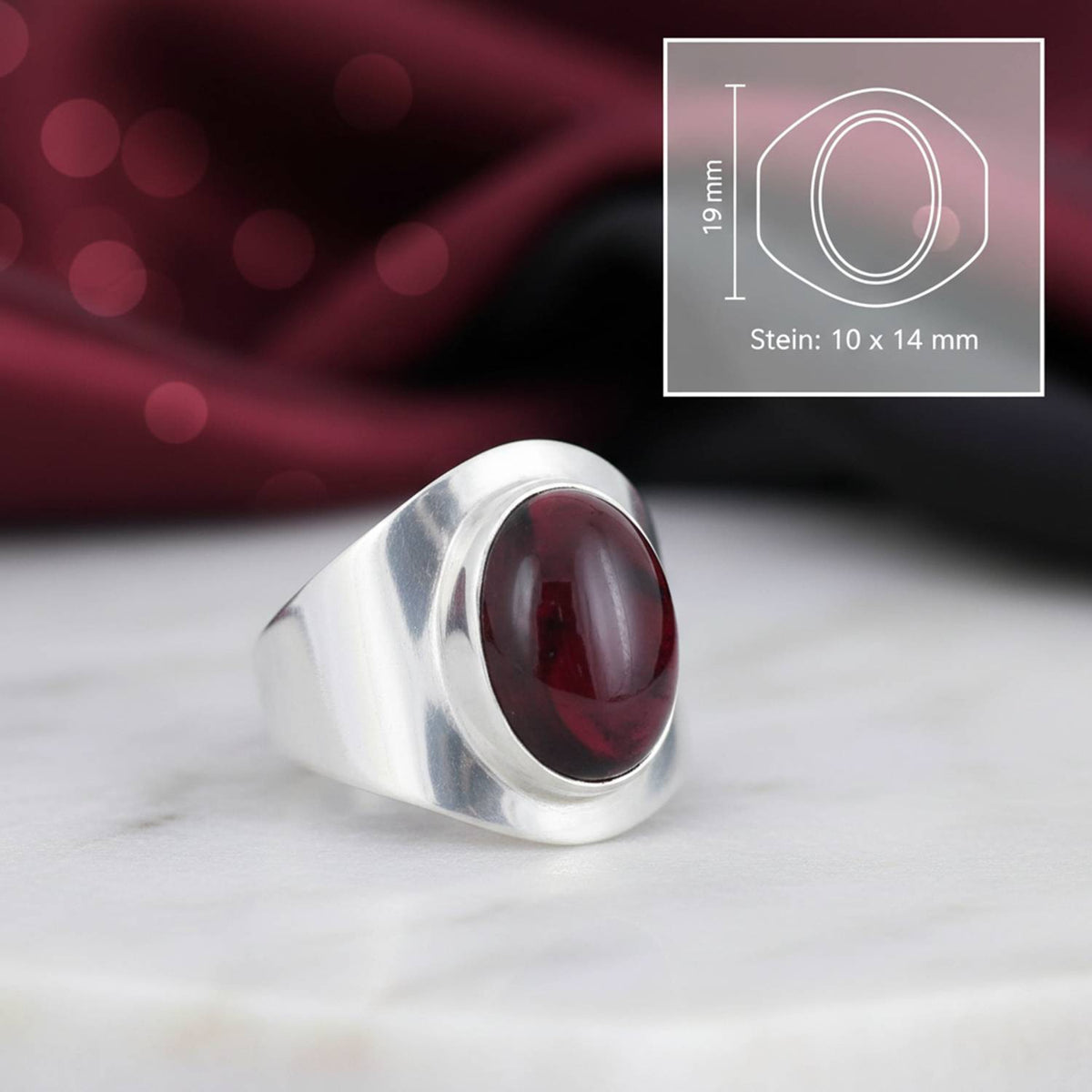 Granatring aus Silber mit Maßangaben zu Ring und Edelstein