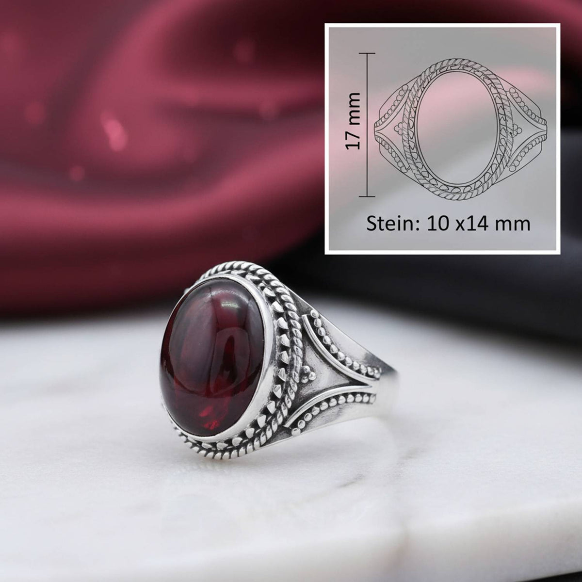 Granatring aus Silber mit Maßangaben zu Ring und Edelstein