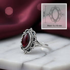 [KI] Granatring aus Silber mit Maßangaben zu Ring und Edelstein