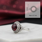 [KI] Granatring aus Silber mit Maßangaben zu Ring und Edelstein