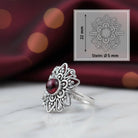 [KI] Granatring aus Silber mit Maßangaben zu Ring und Edelstein