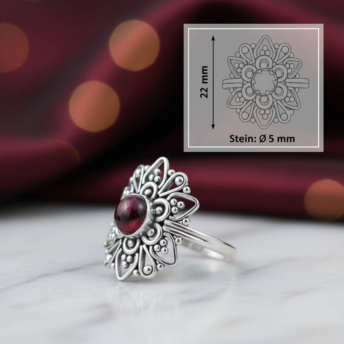 Granatring aus Silber mit Maßangaben zu Ring und Edelstein