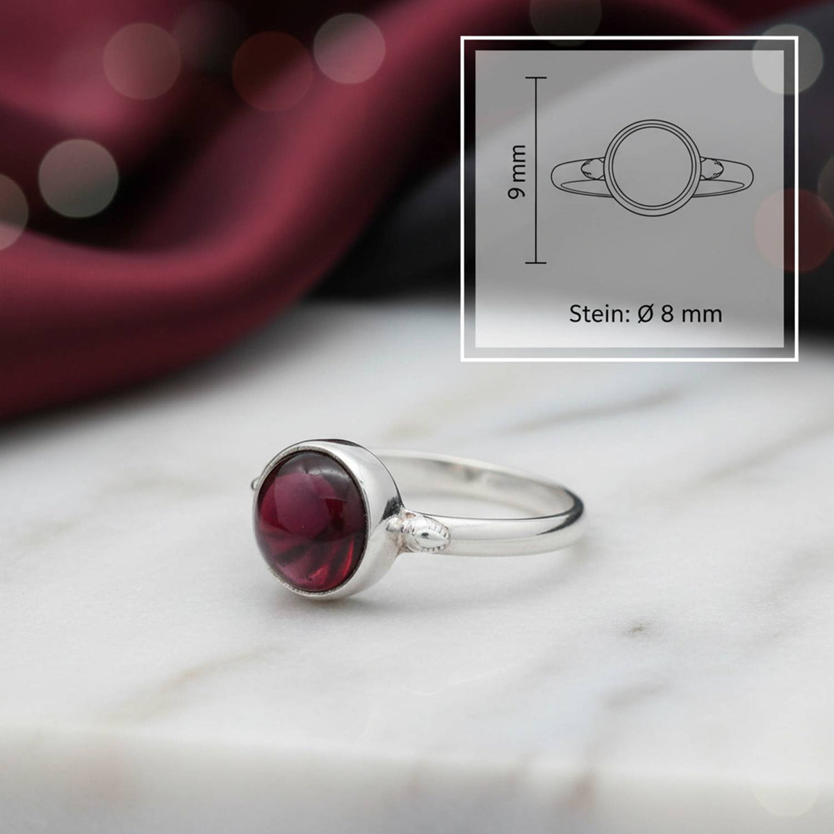 Granatring aus Silber mit Maßangaben zu Ring und Edelstein