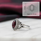 [KI] Granatring aus Silber mit Maßangaben zu Ring und Edelstein
