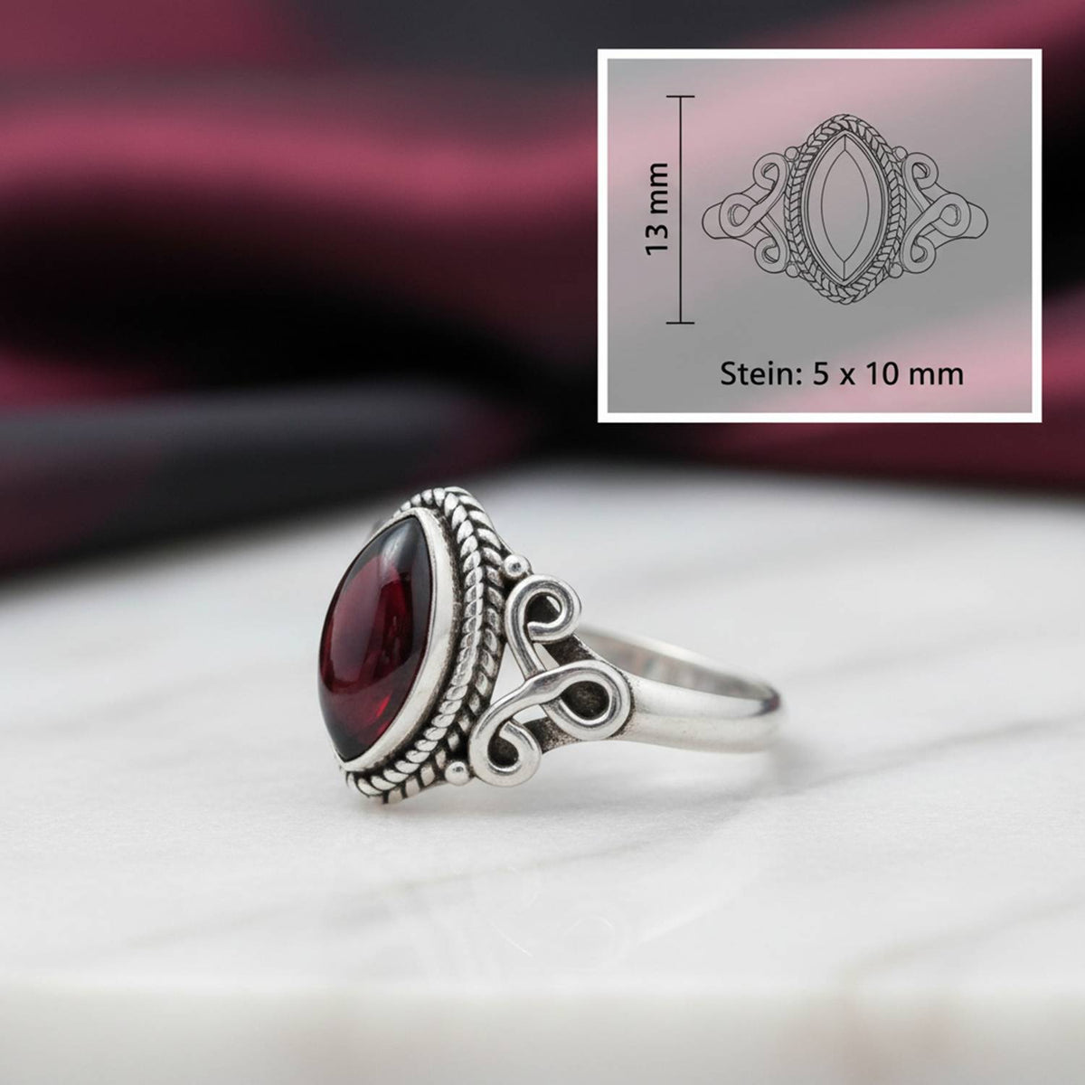 Granatring aus Silber mit Maßangaben zu Ring und Edelstein