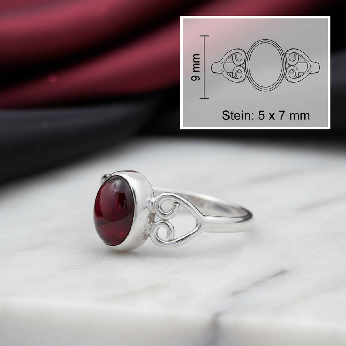 Granatring aus Silber mit Maßangaben zu Ring und Edelstein