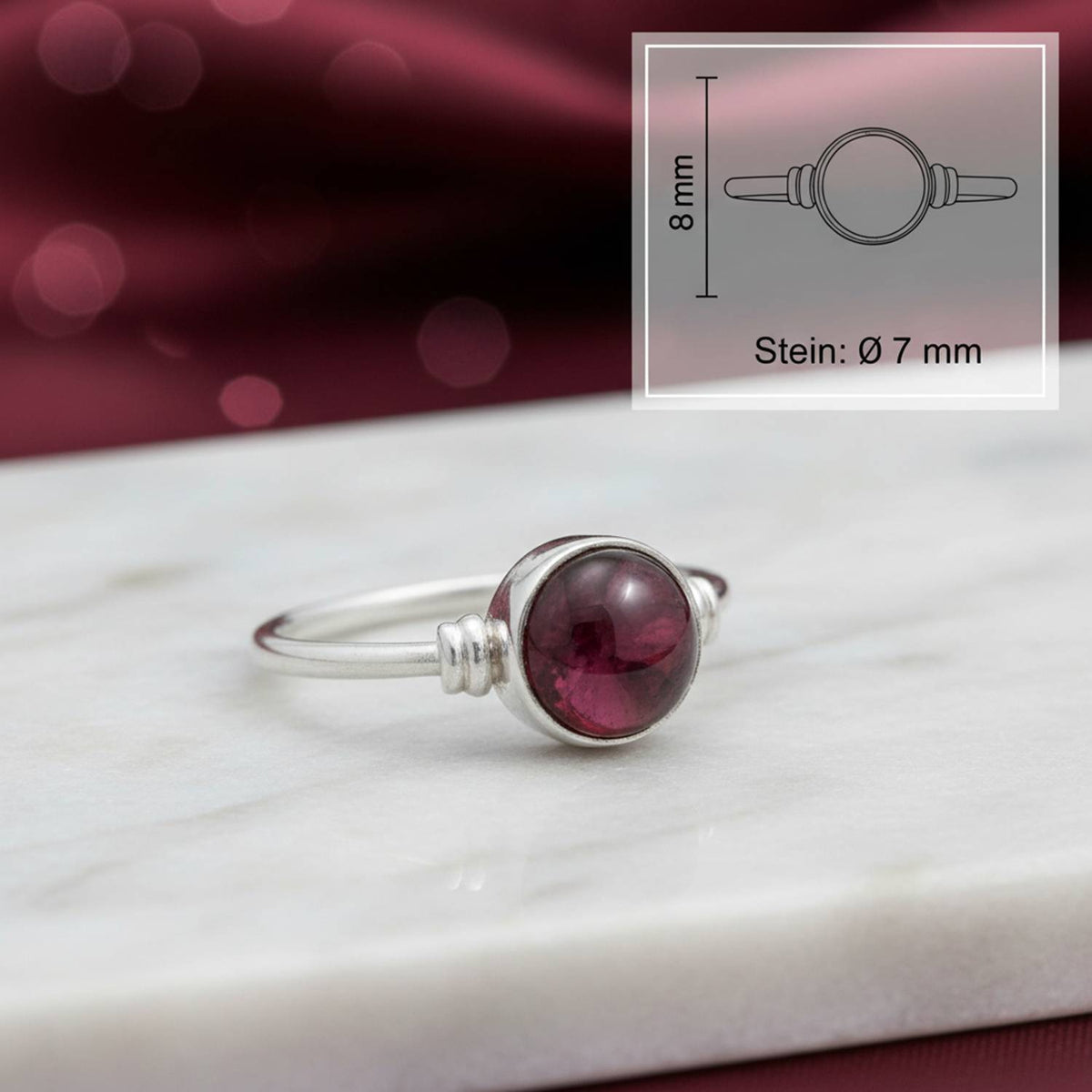 Granatring aus Silber mit Maßangaben zu Ring und Edelstein