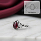 [KI] Granatring aus Silber mit Maßangaben zu Ring und Edelstein