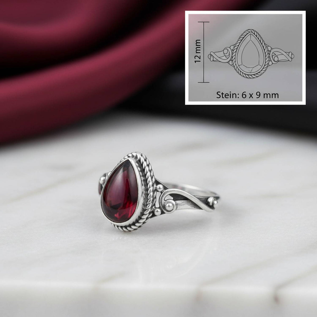 Granatring aus Silber mit Maßangaben zu Ring und Edelstein