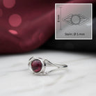 [KI] Granatring aus Silber mit Maßangaben zu Ring und Edelstein