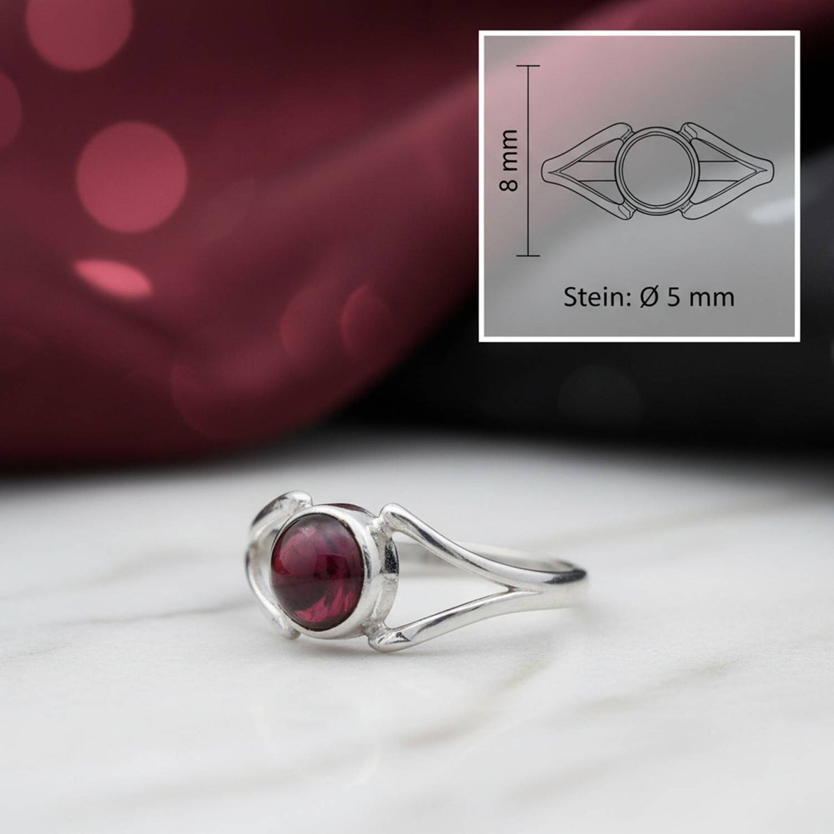 Granatring aus Silber mit Maßangaben zu Ring und Edelstein
