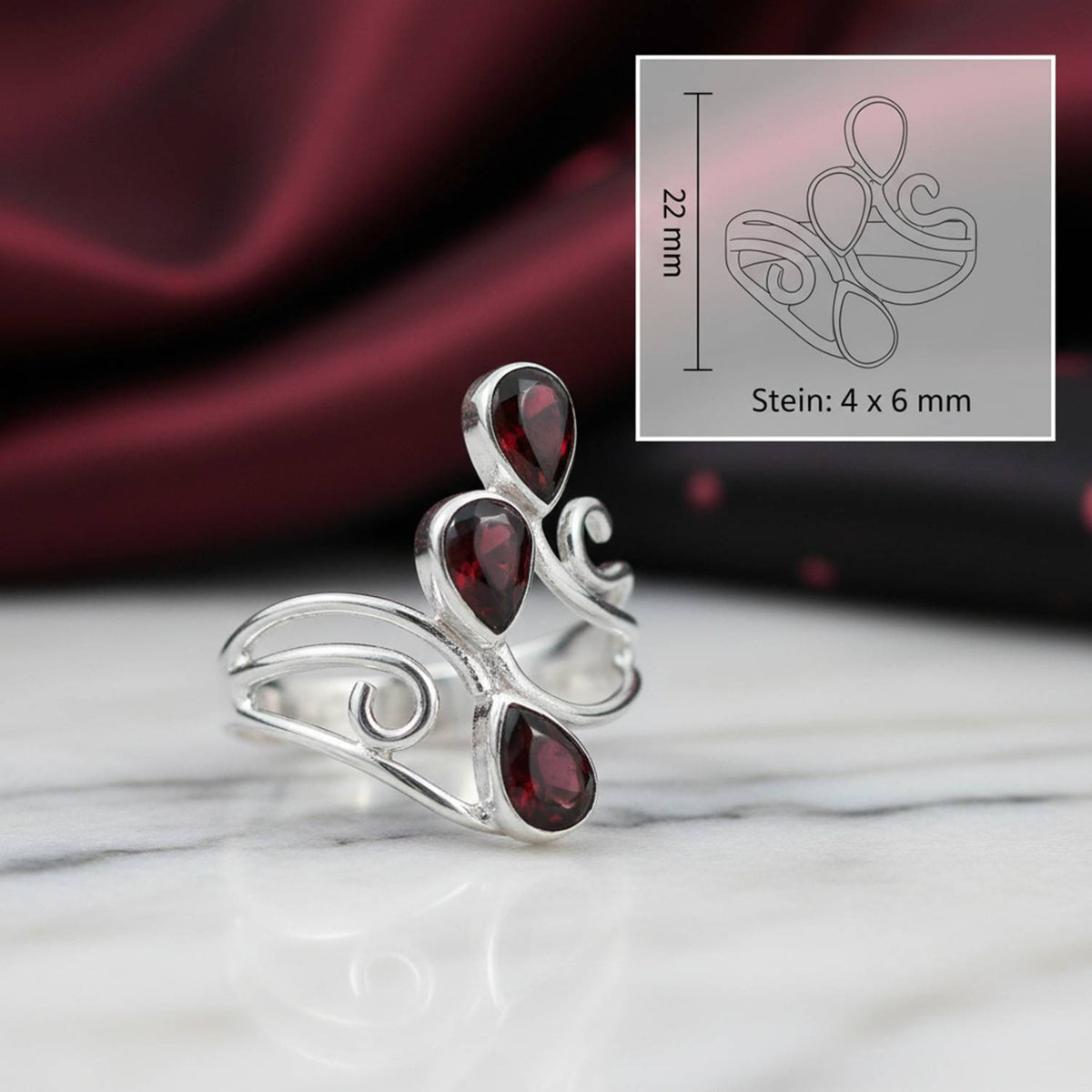 Granatring aus Silber mit Maßangaben zu Ring und Edelstein