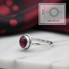 [KI] Granatring aus Silber mit Maßangaben zu Ring und Edelstein