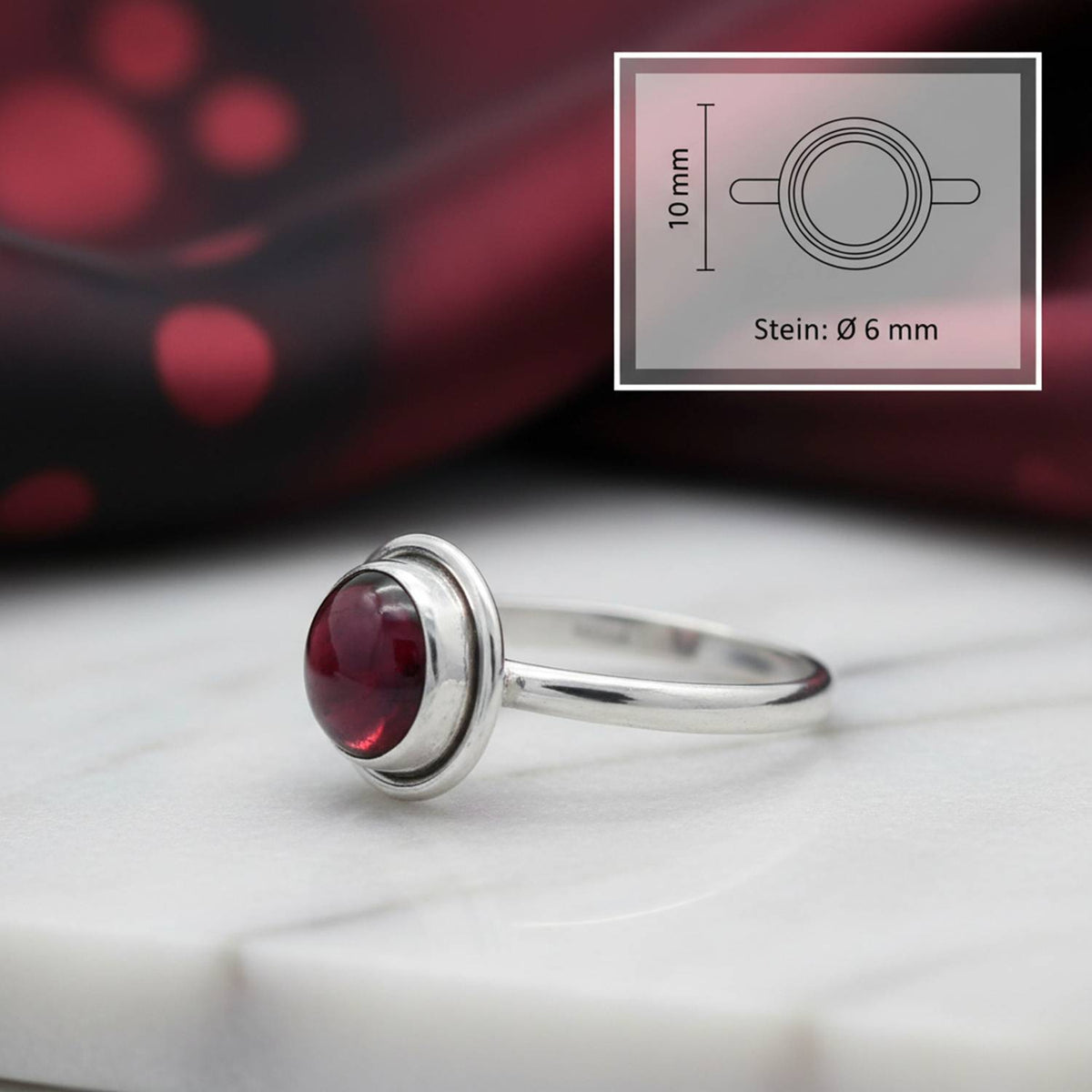 Granatring aus Silber mit Maßangaben zu Ring und Edelstein