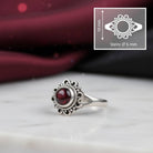 [KI] Granatring aus Silber mit Maßangaben zu Ring und Edelstein