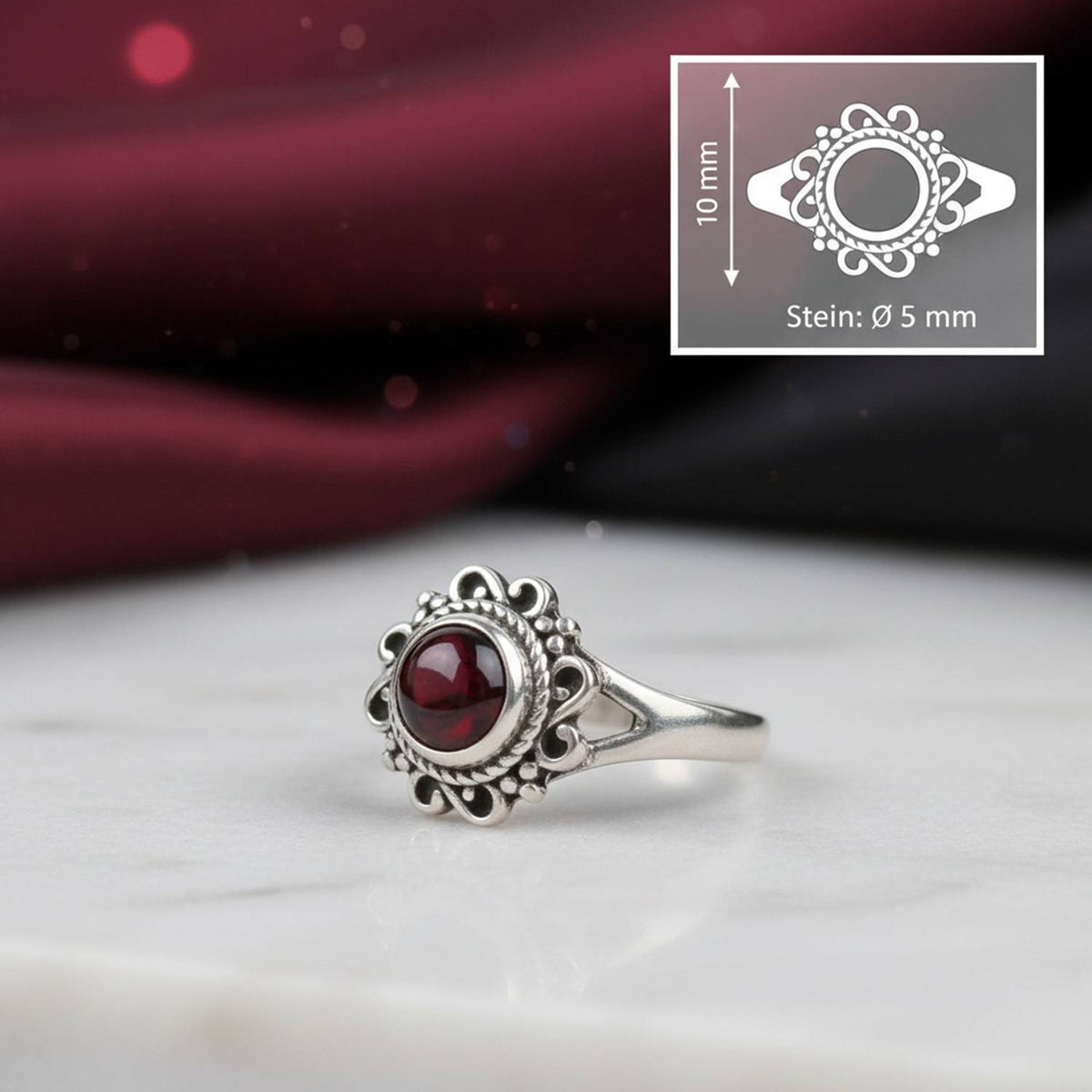 Granatring aus Silber mit Maßangaben zu Ring und Edelstein