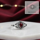 [KI] Granatring aus Silber mit Maßangaben zu Ring und Edelstein