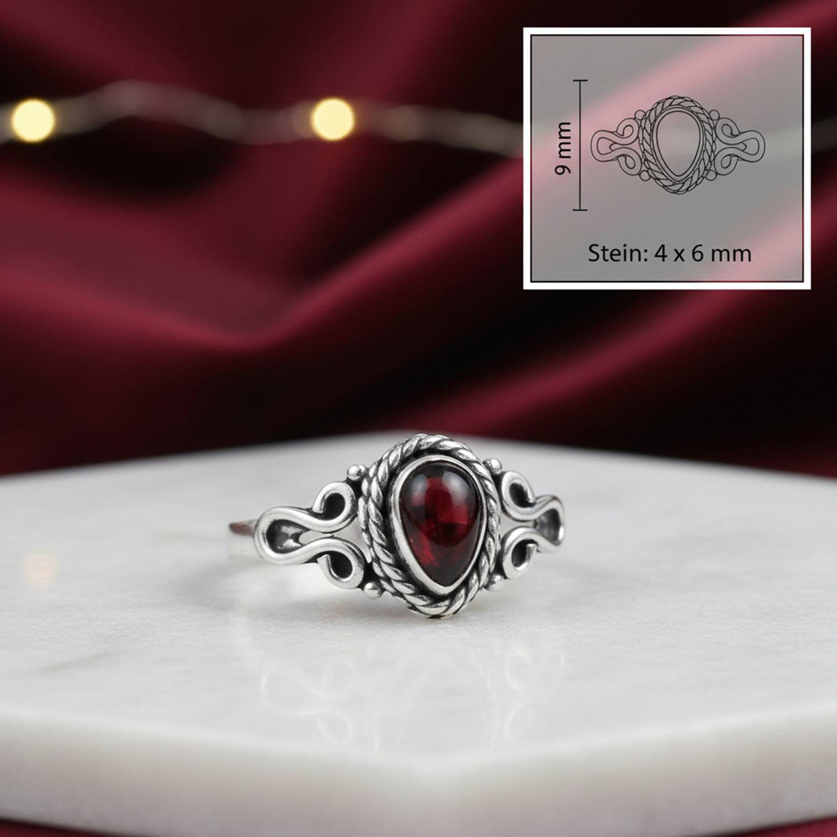 Granatring aus Silber mit Maßangaben zu Ring und Edelstein