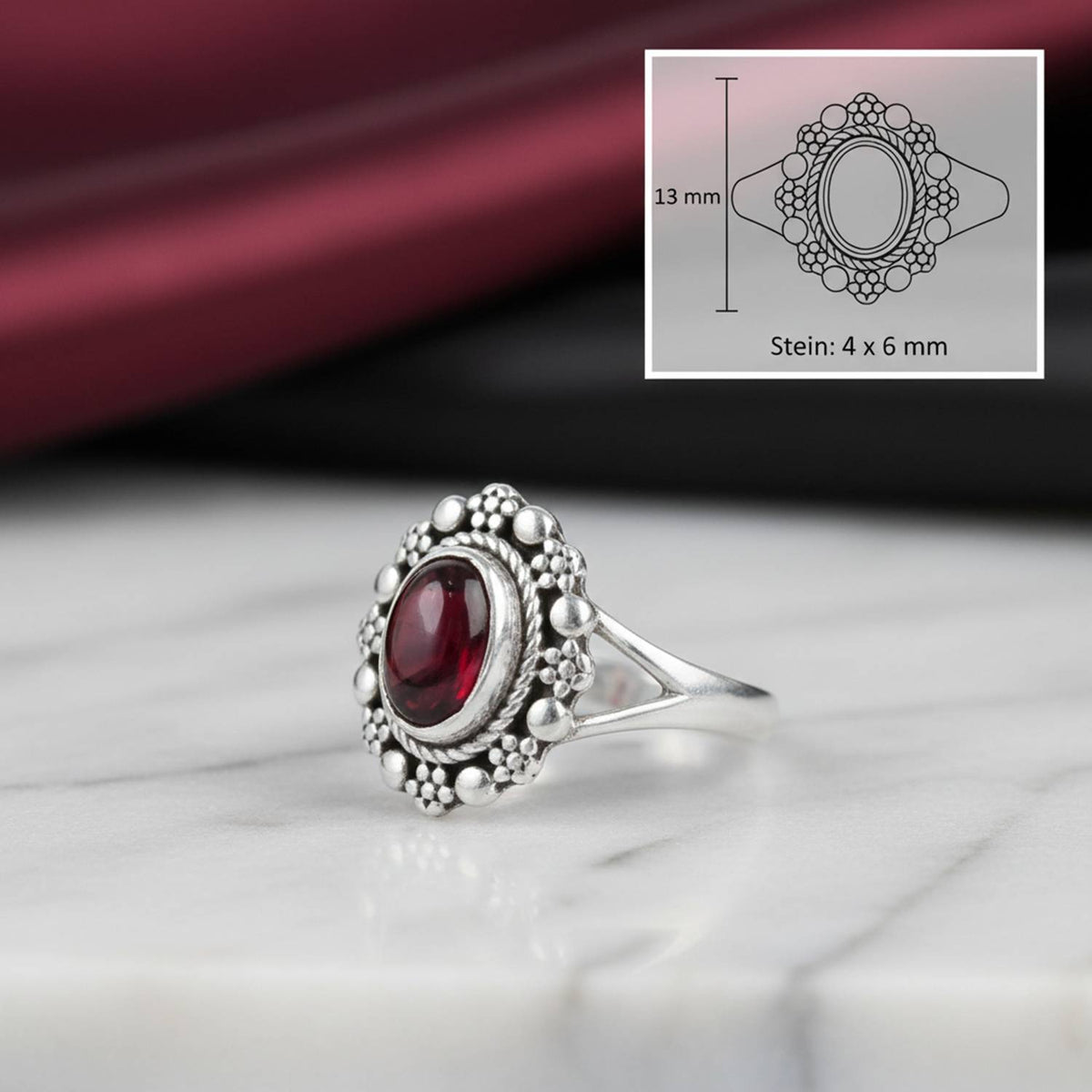 Granatring aus Silber mit Maßangaben zu Ring und Edelstein