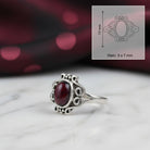 [KI] Granatring aus Silber mit Maßangaben zu Ring und Edelstein