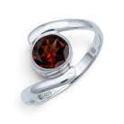 [KI] Granatring aus Silber auf weißem Hintergrund