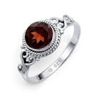 [KI] Granatring aus Silber auf weißem Hintergrund