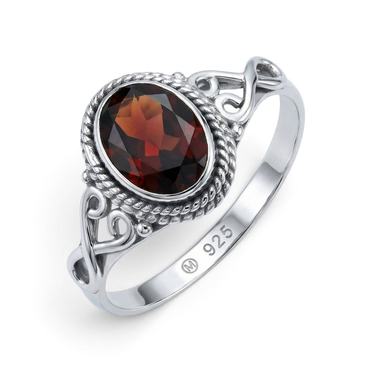 Granatring aus Silber auf weißem Hintergrund