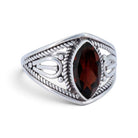 [KI] Granatring aus Silber auf weißem Hintergrund