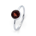[KI] Granatring aus Silber auf weißem Hintergrund