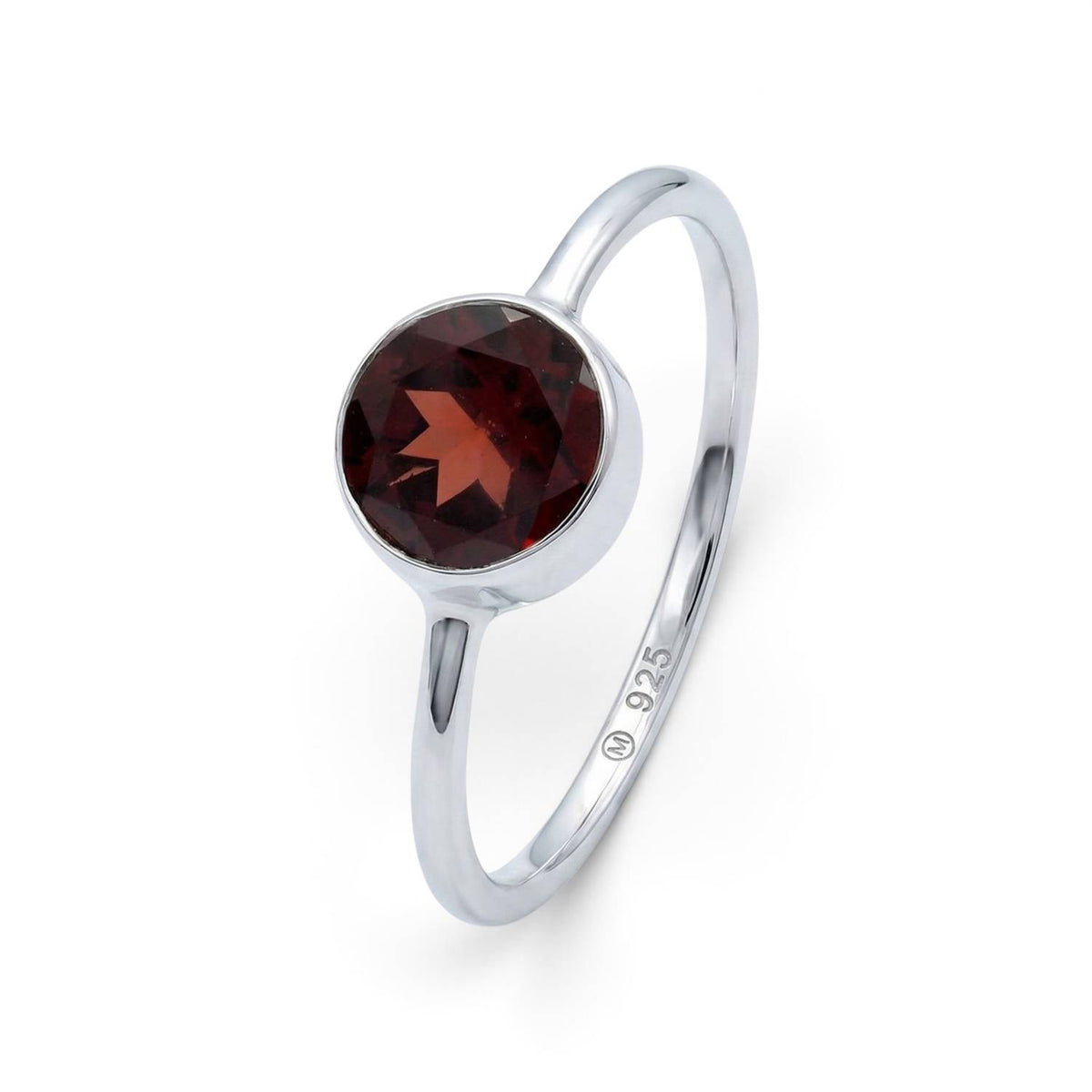 Granatring aus Silber auf weißem Hintergrund