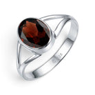 [KI] Granatring aus Silber auf weißem Hintergrund