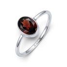 [KI] Granatring aus Silber auf weißem Hintergrund