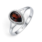 [KI] Granatring aus Silber auf weißem Hintergrund