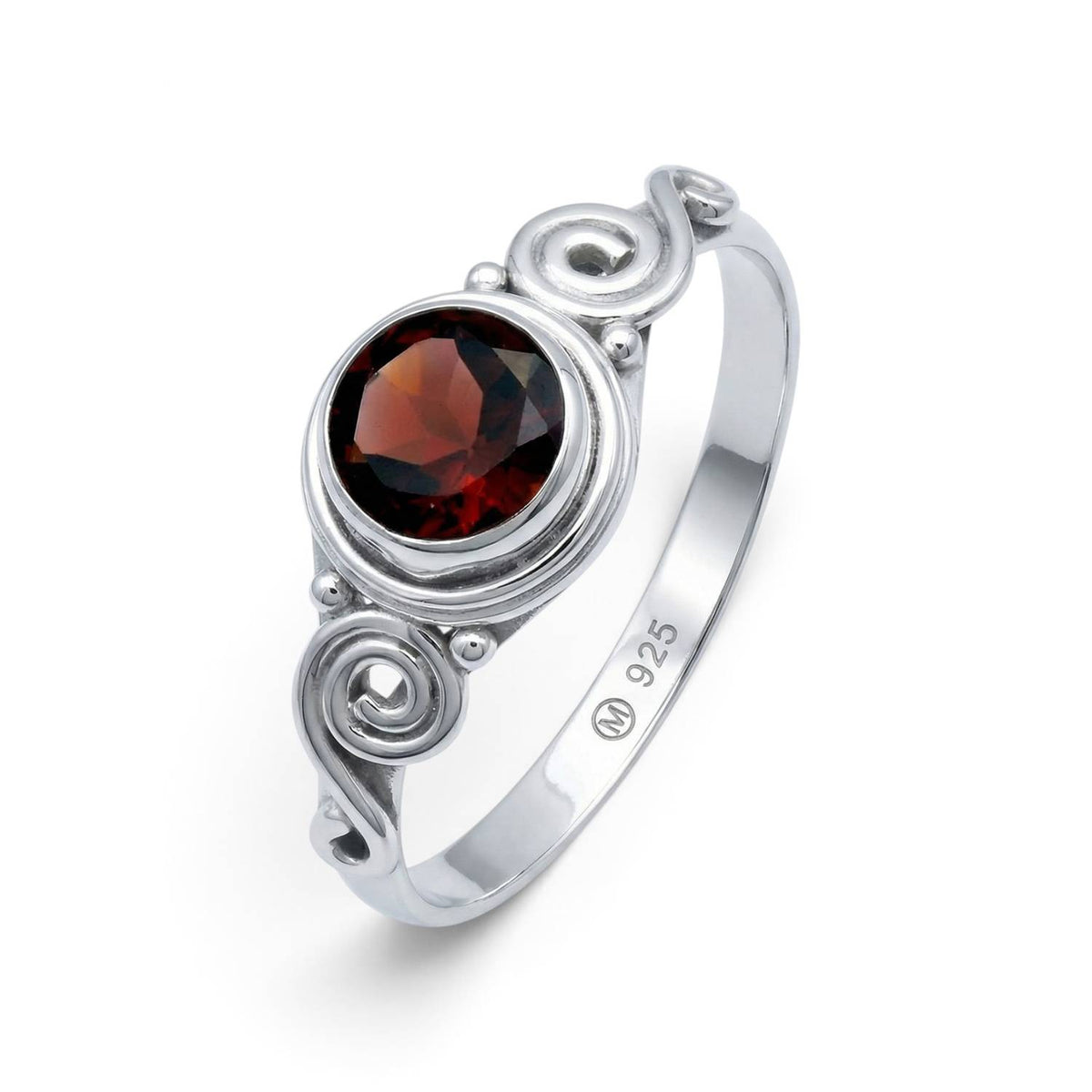 Granatring aus Silber auf weißem Hintergrund