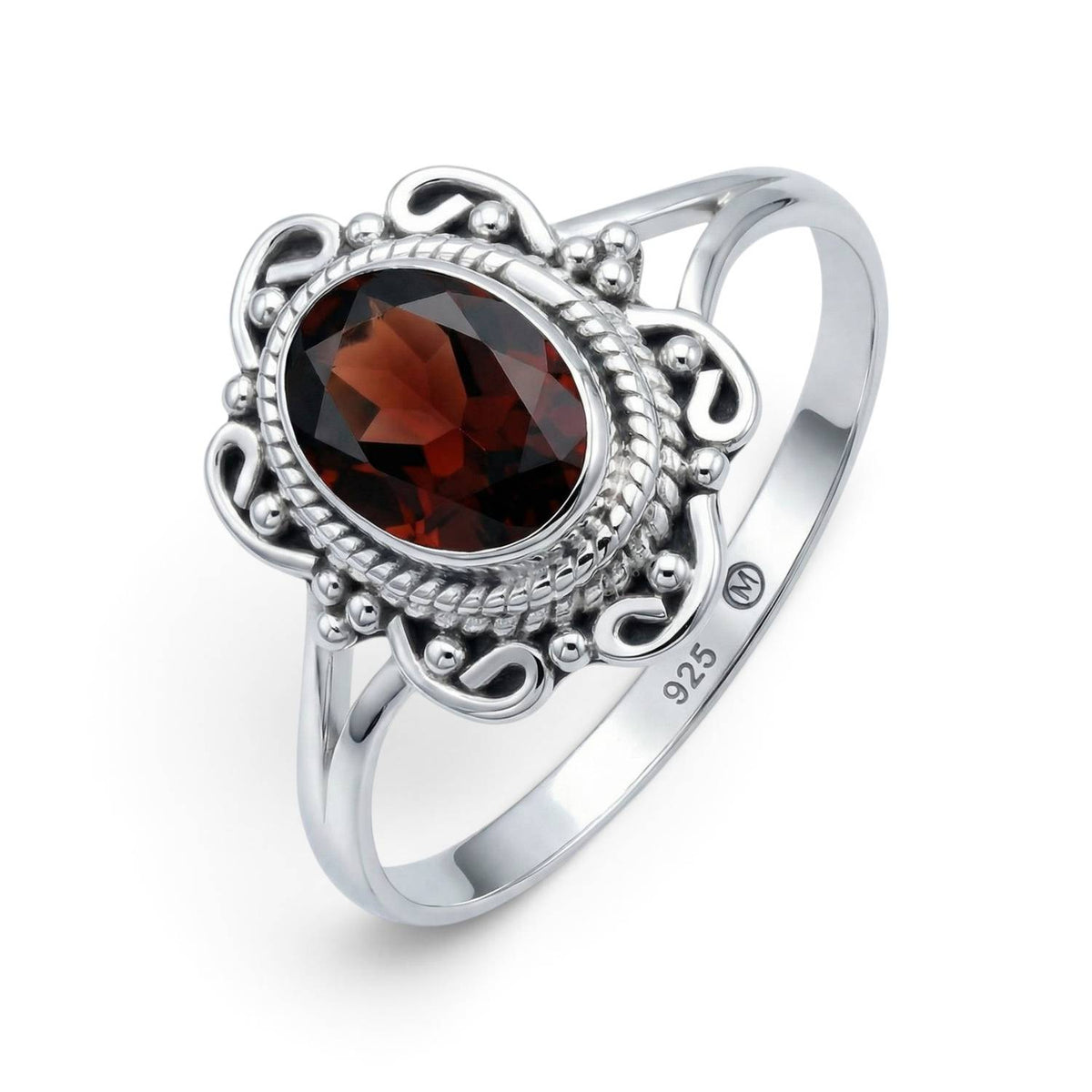 Granatring aus Silber auf weißem Hintergrund