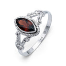 [KI] Granatring aus Silber auf weißem Hintergrund
