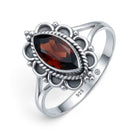 [KI] Granatring aus Silber auf weißem Hintergrund