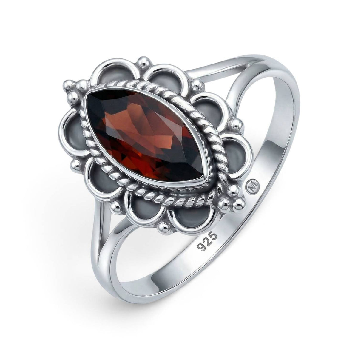 Granatring aus Silber auf weißem Hintergrund