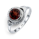 [KI] Granatring aus Silber auf weißem Hintergrund