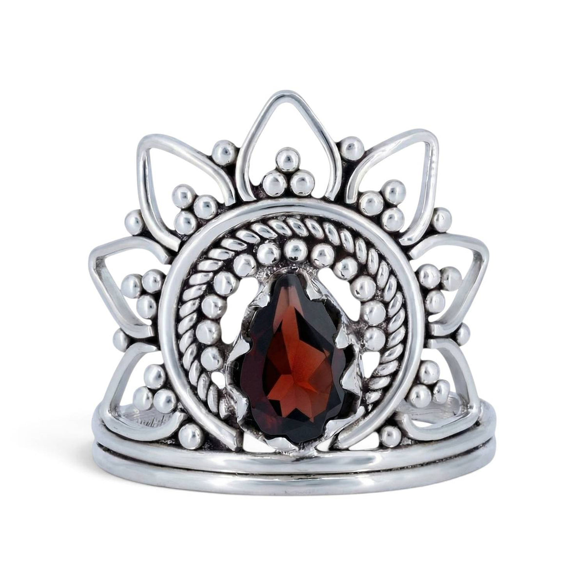 Granatring aus Silber auf weißem Hintergrund