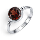 [KI] Granatring aus Silber auf weißem Hintergrund