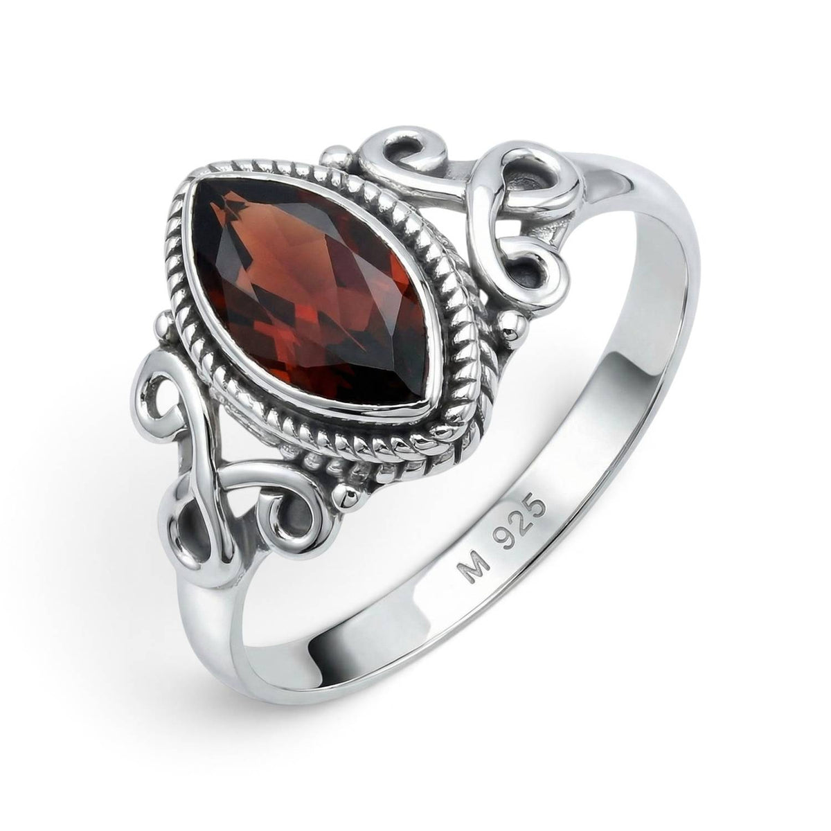 Granatring aus Silber auf weißem Hintergrund