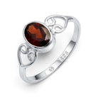 [KI] Granatring aus Silber auf weißem Hintergrund