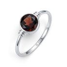 [KI] Granatring aus Silber auf weißem Hintergrund