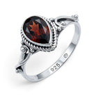 [KI] Granatring aus Silber auf weißem Hintergrund