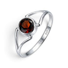 [KI] Granatring aus Silber auf weißem Hintergrund