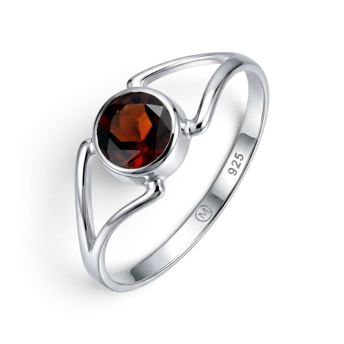 Granatring aus Silber auf weißem Hintergrund