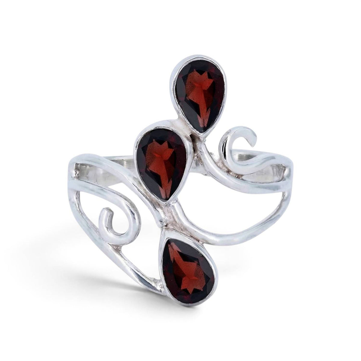 Granatring aus Silber auf weißem Hintergrund